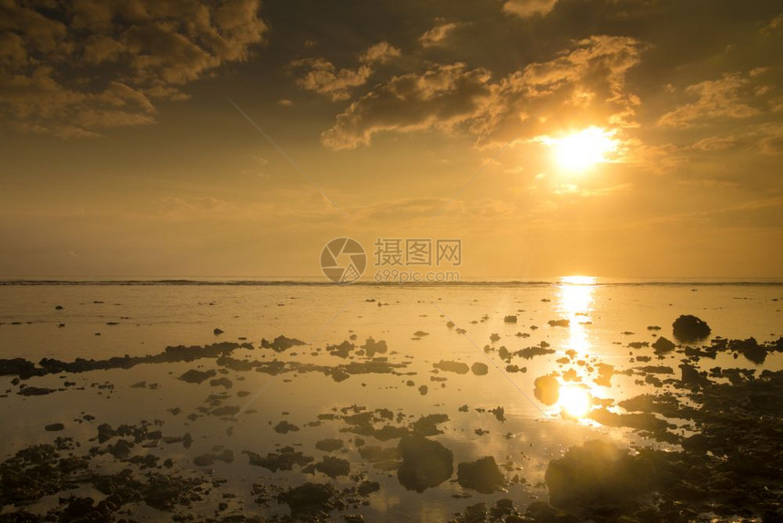 马尔代夫的海面日落图片