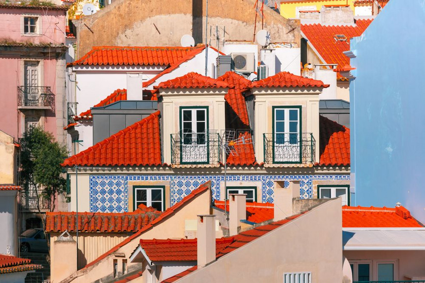 阳光明媚的下午葡萄牙里斯本Alfama老城最古的区Alfama的空中观察图片