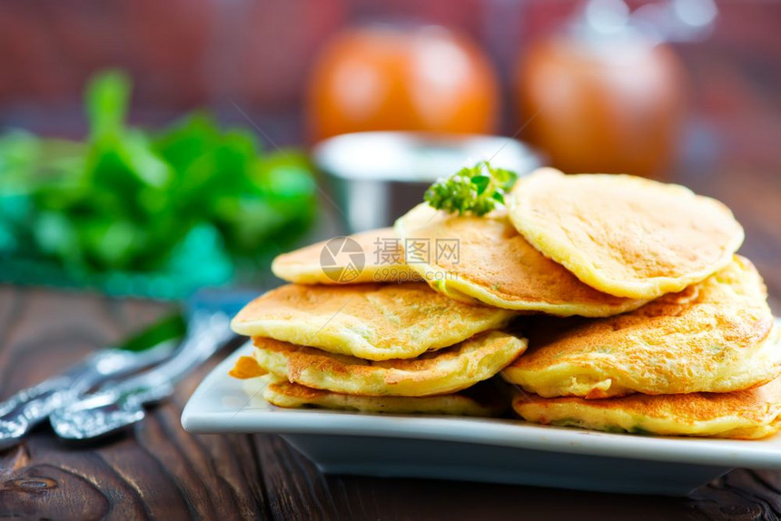 白盘上和桌子煎饼图片