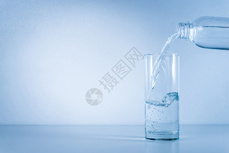 将水从瓶中倒入玻璃图片