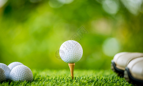 准备练习的球上高尔夫背景图片