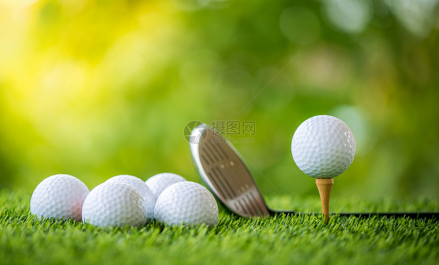 准备练习的球上高尔夫图片