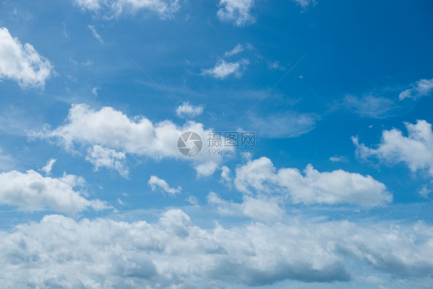 云和蓝天空的景观图片