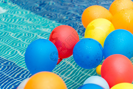 在游泳池中漂浮的彩色气球图片