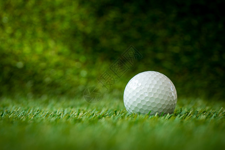 仙道上的高尔夫球图片