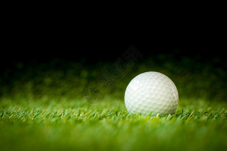 仙道上的高尔夫球图片