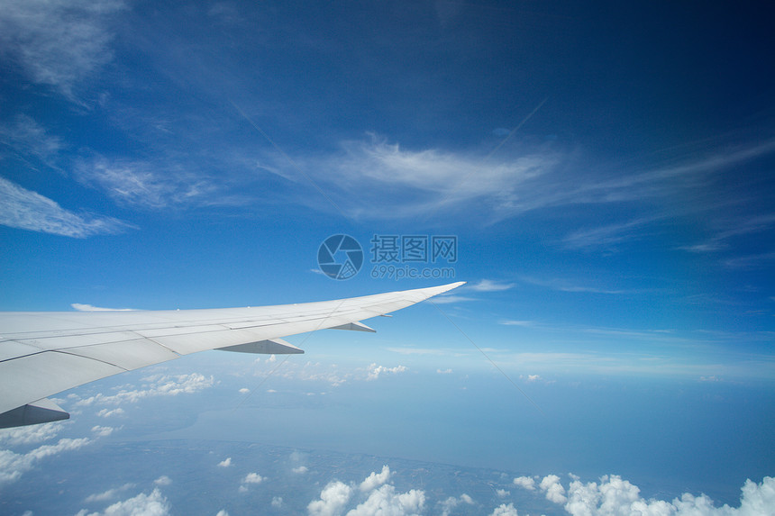 飞在云上方的机翼图片