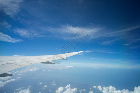 先飞这飞在云上方的机翼背景