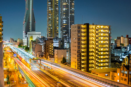 日本大阪的夜城和交通图片