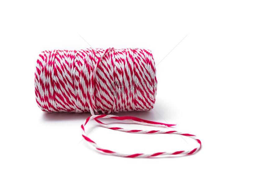 红色和白的绳子卷在白色上隔离图片