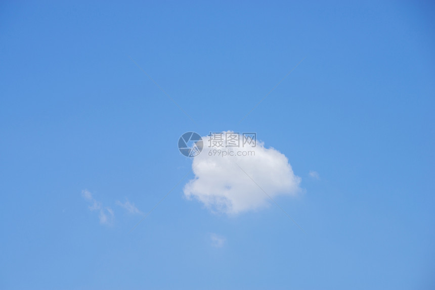 蓝色天空中的云朵图片