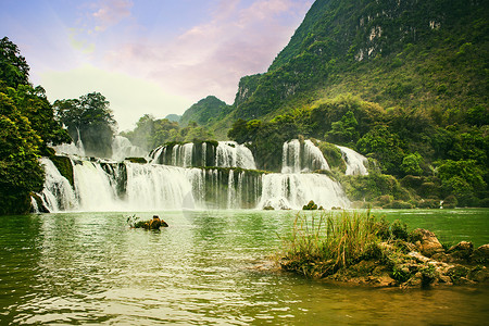 天安河原越南高邦的BanocBanoc瀑布位于一个成熟的喀斯特形区当时原石灰岩基层正在被侵蚀背景
