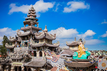 美素佳儿LinhPhuoc佛寺以其盛的金芽佛塔闻名位于Dalat主站旅游铁路的尽头背景