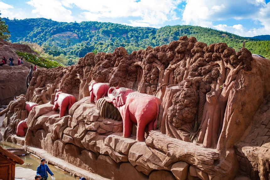 2017年月日越南旅游的惊人目地艺术作品称为泥土雕塑隧道图片