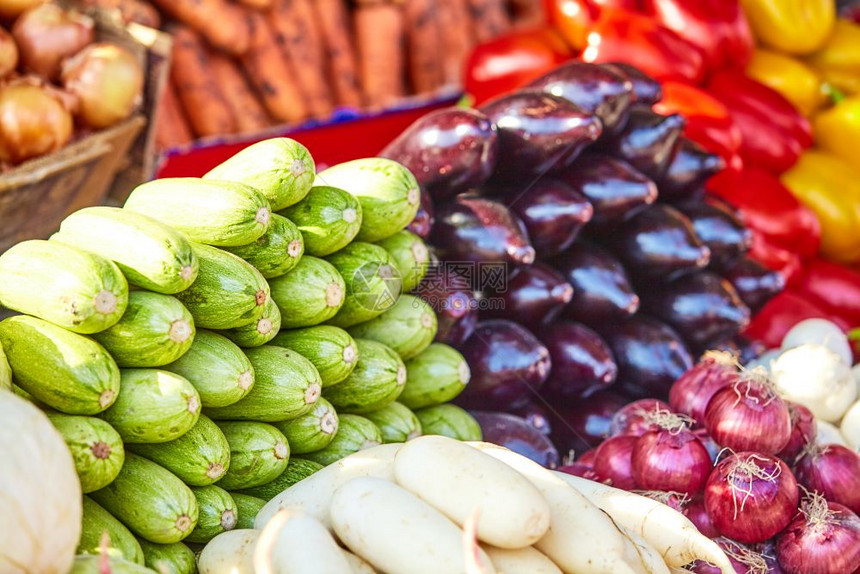 各种丰富多彩的新鲜水果和蔬菜市场图片