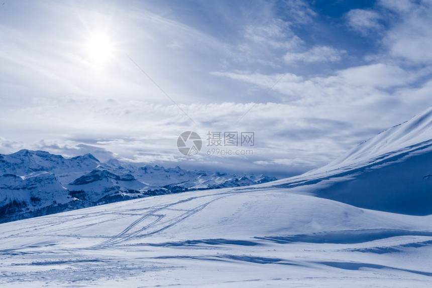 山在冬天雪覆盖着积阳光明媚的一天转来去图片