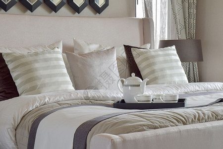 现代室内卧床上的装饰茶盘图片