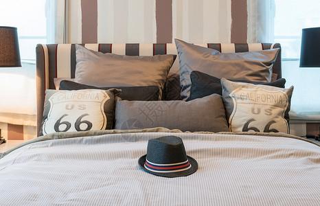 室内卧室床上有顶黑帽子图片