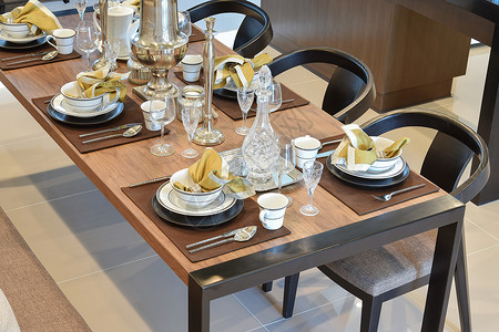 现代住宅的木桌和舒适椅子桌布优雅背景图片