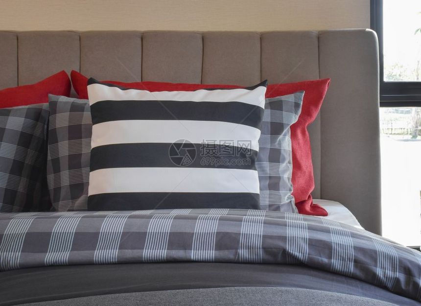 现代卧室内蓝色条纹抱枕图片