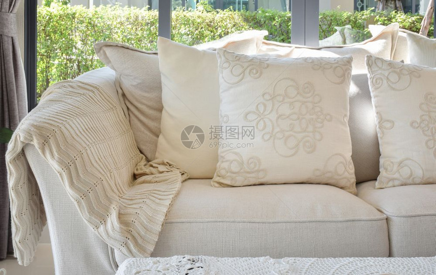 客厅沙发上的白装饰枕头图片
