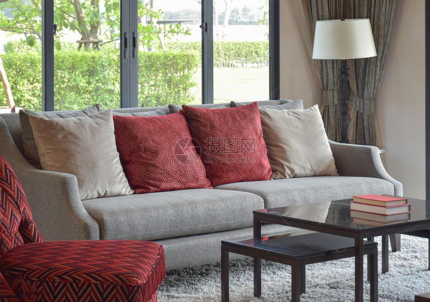 现代客厅沙发上红色枕头图片