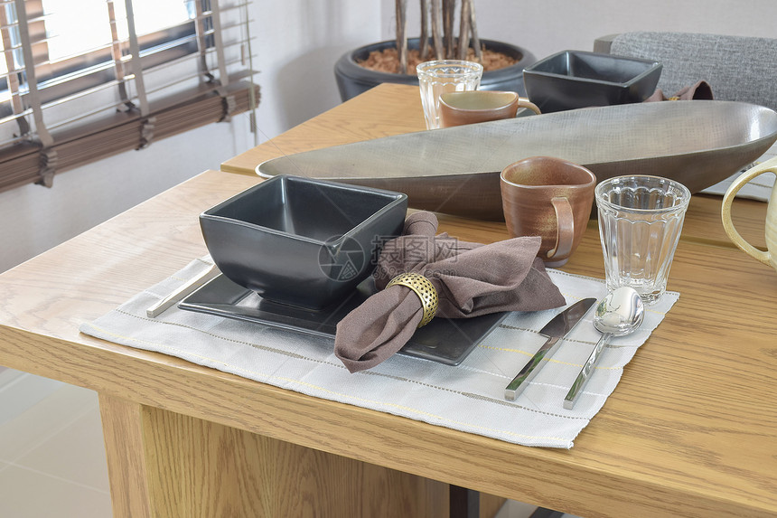 现代住宅的木制餐桌布优雅图片