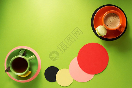 彩色纸面背景的咖啡和茶杯图片
