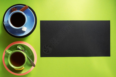 彩色纸面背景的咖啡和茶杯图片