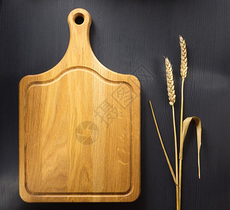 小麦耳朵和木制板图片
