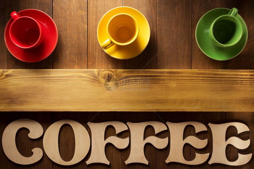 咖啡杯和木制背景的字母图片