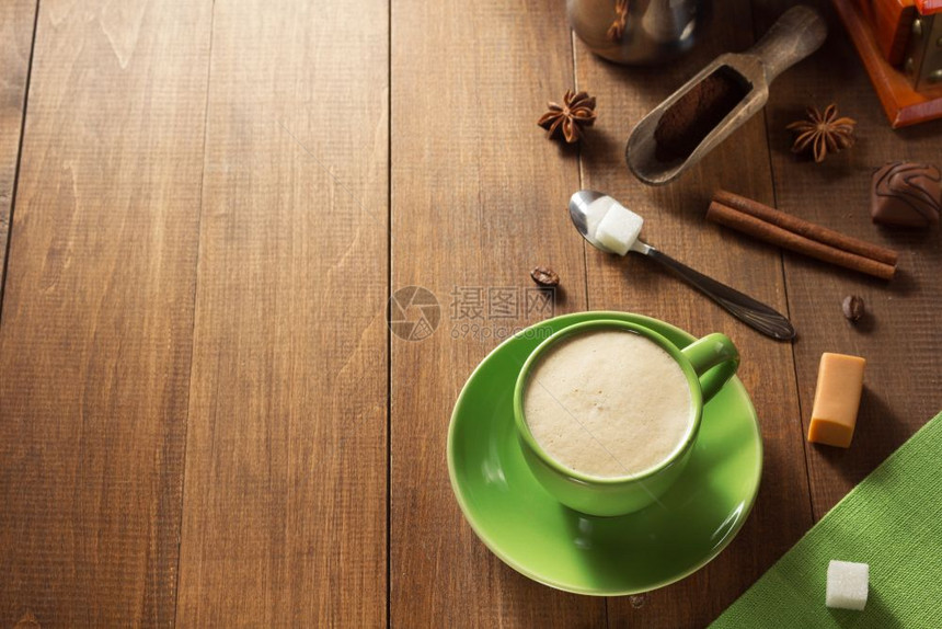 绿色咖啡杯有木板背景图片