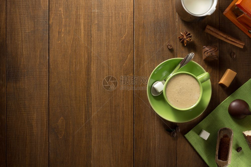 绿色咖啡杯有木板背景图片