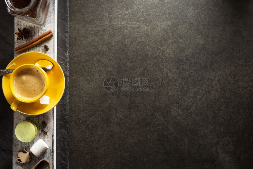 黄色茶杯和各种香料图片