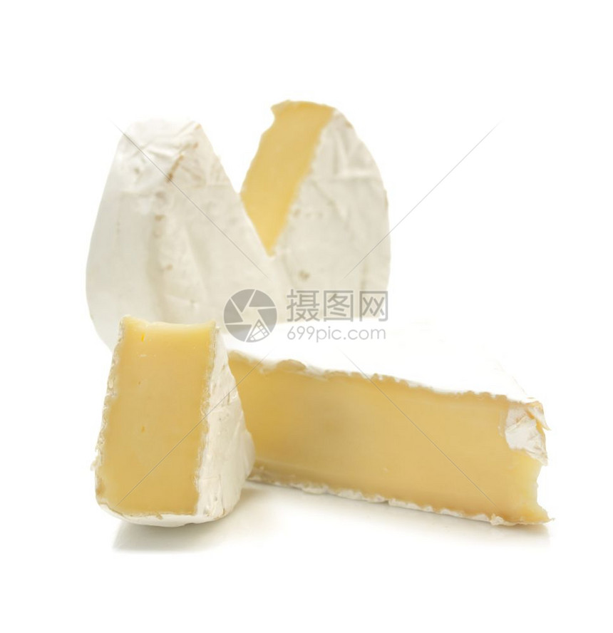 白色背景上分离的奶酪片图片