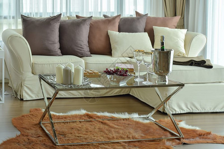 现代客厅的米色沙发图片