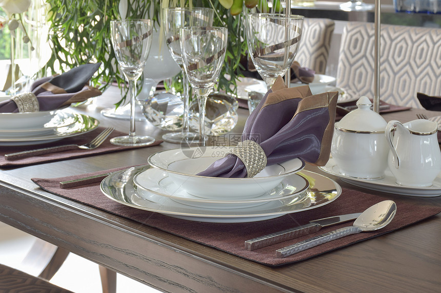 木制餐桌上的古典优丽风格餐桌图片
