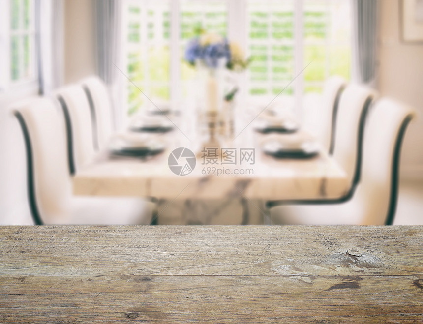 木板桌顶餐模糊坐椅舒适具有古董风格效果图片
