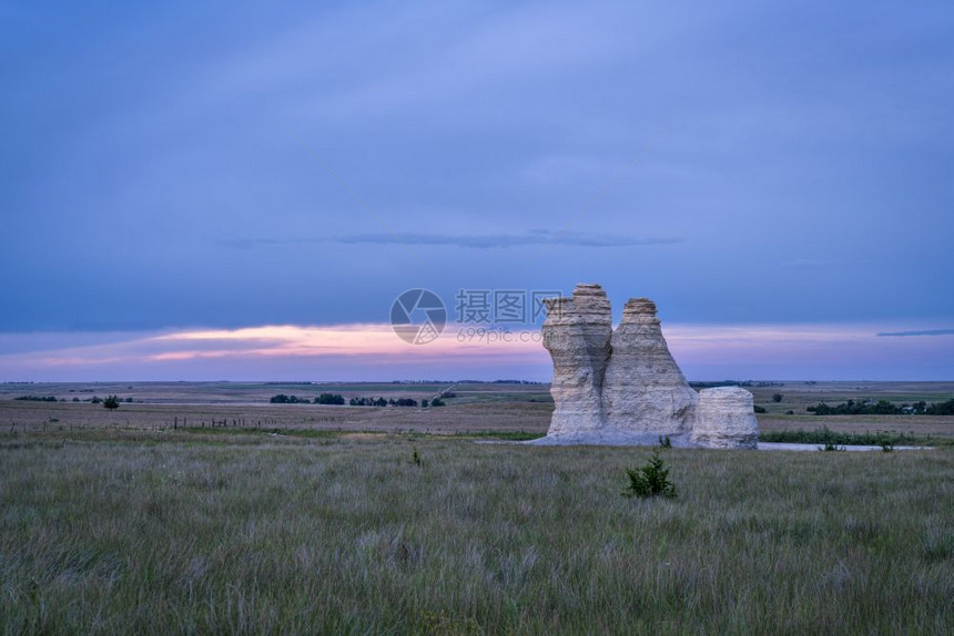 黄昏的城堡岩石柱地标堪萨斯西部州奎特戈夫附近草原夏末图片