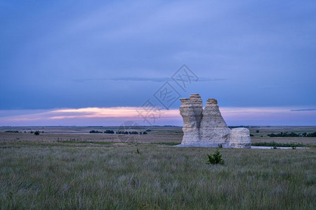 黄昏的城堡岩石柱地标堪萨斯西部州奎特戈夫附近草原夏末图片