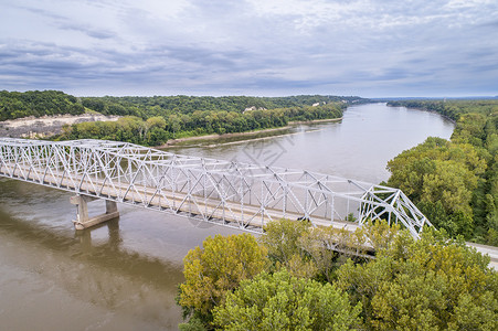 密苏里河桥和罗切港附近的I70高速公路MO夏季末的空中观察图片