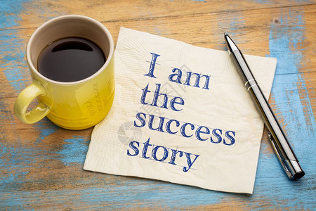 我是成功故事的正面肯定笔迹在餐巾纸上与一杯咖啡图片