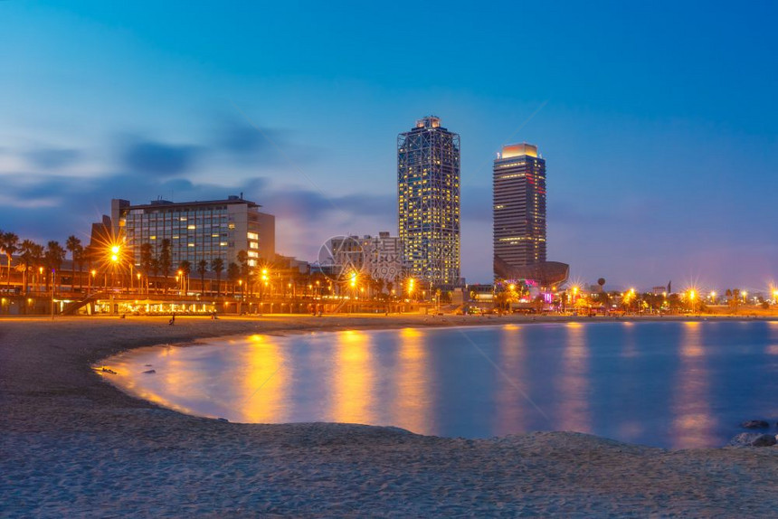 西班牙巴塞罗那内塔海滩晚上在西班牙加泰罗尼亚巴塞内塔海滩图片