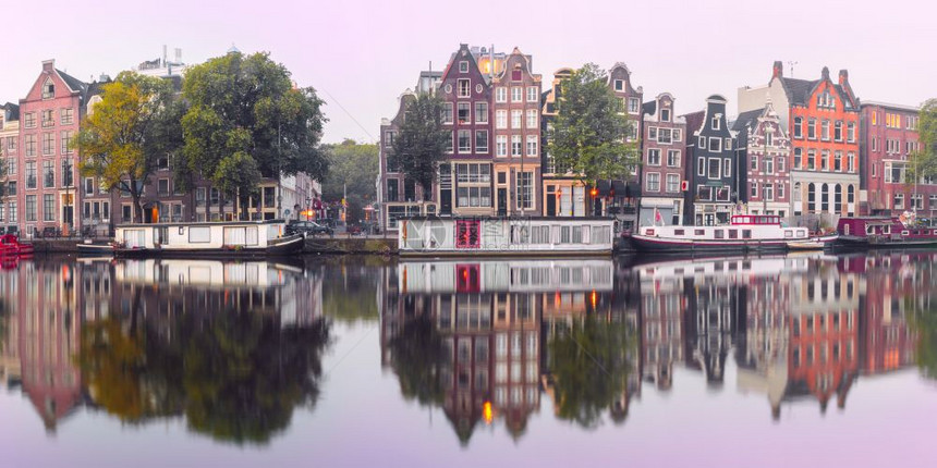 阿姆斯特丹运河全景典型的荷兰有典型的运河住宅和乘船的豪图片