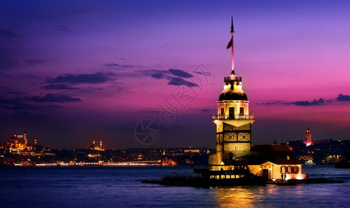 以土耳其紫色天空为背景的伊斯坦布尔塔台图片