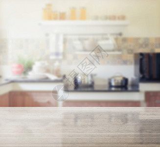 现代厨房内作为背景的花岗岩表顶部和模糊图片