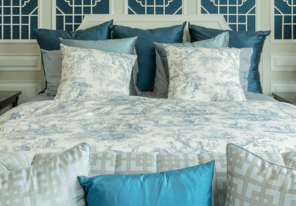 床上有白色和蓝枕头的典型式卧室风格图片
