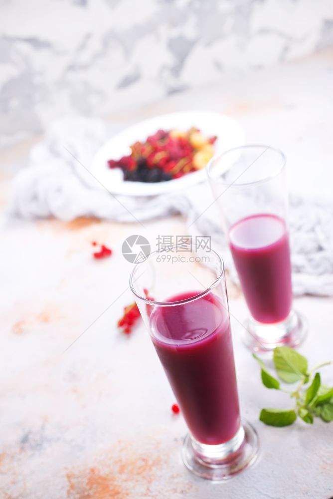 杯子和桌上的浆果图片
