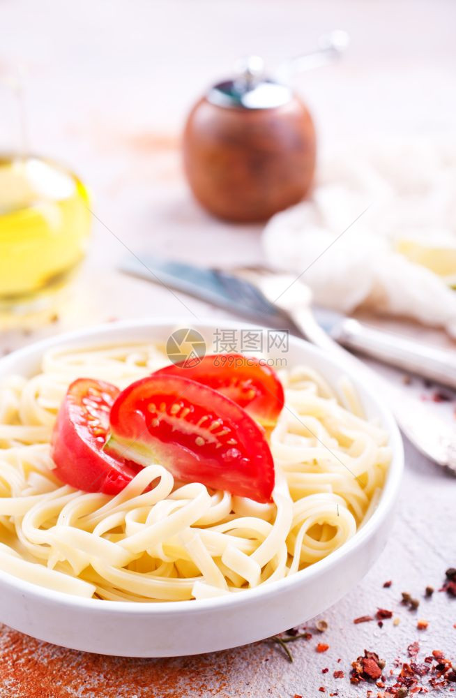 煮熟的意大利面番茄和香料股票照片图片