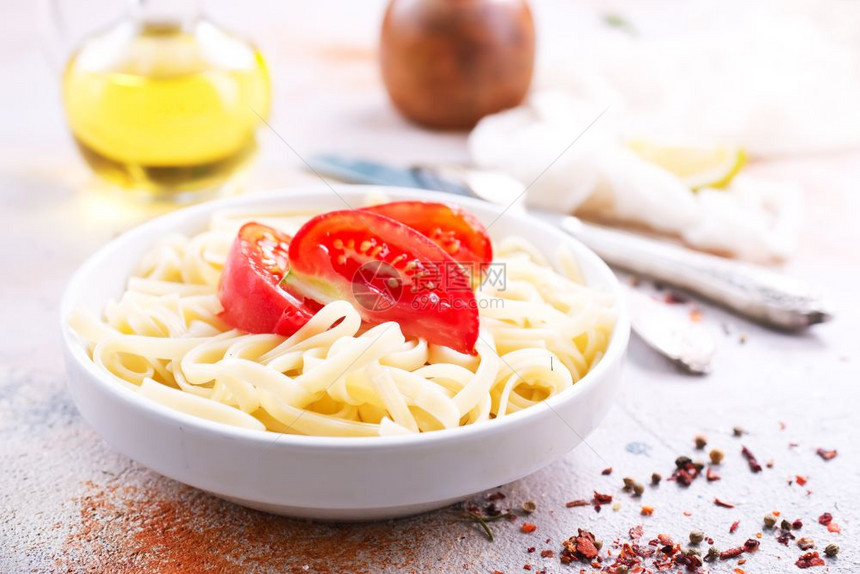 煮熟的意大利面番茄和香料股票照片图片